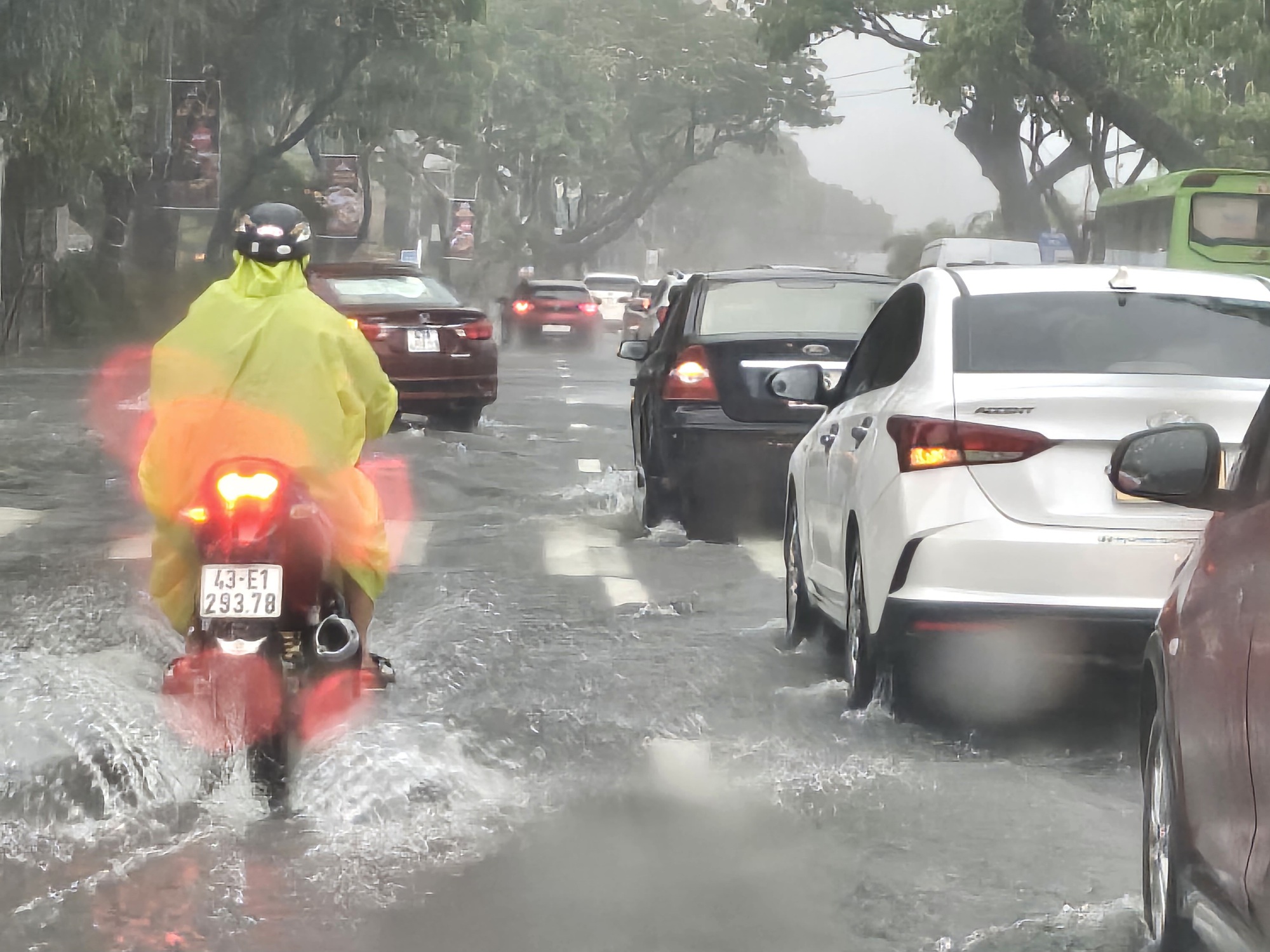 Ngày 13/10, mưa lớn gây ngập cục bộ một số tuyến phố tại các quận, huyện trên địa bàn thành phố Đà Nẵng - Ảnh: VGP/Nhật Anh