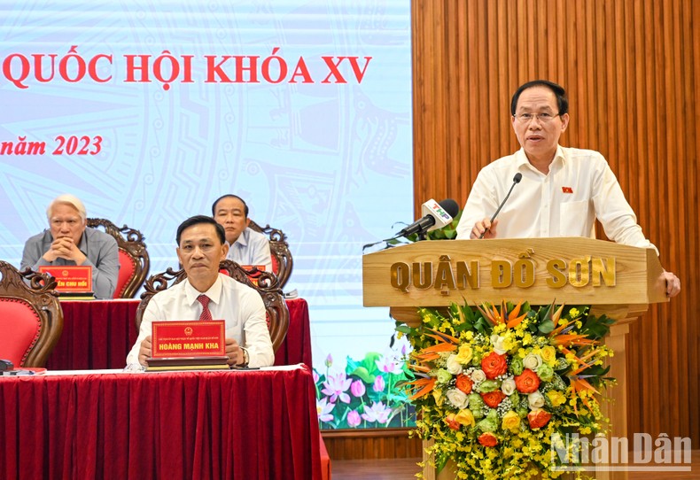 Bí thư Thành ủy, Trưởng đoàn đại biểu Quốc hội thành phố Hải Phòng Lê Tiến Châu phát biểu ý kiến tại hội nghị.
