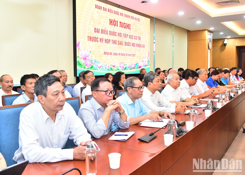 Cử tri Đơn vị bầu cử số 1 thành phố Hà Nội (gồm các quận: Đống Đa, Ba Đình và Hai Bà Trưng) tham dự buổi tiếp xúc sáng 14/10.