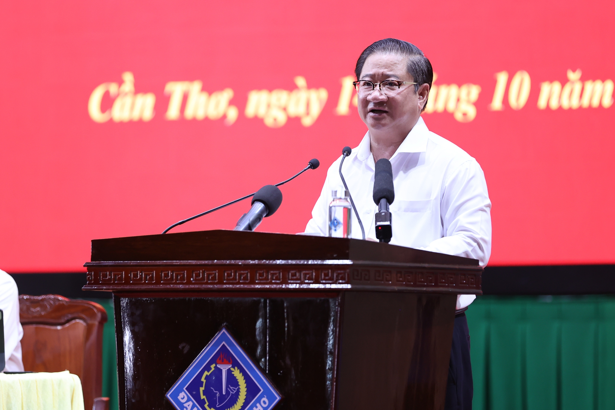 Chủ tịch UBND TP. Cần Thơ Trần Việt Trường phản hồi các ý kiến, kiến nghị của cử tri - Ảnh: VGP/Nhật Bắc