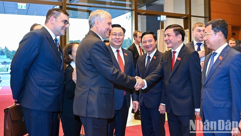 Chủ tịch Quốc hội Vương Đình Huệ giới thiệu với Chủ tịch Duma Quốc gia Quốc hội Liên bang Nga Vyacheslav Viktorovich Volodin các đại biểu Việt Nam dự lễ đón.