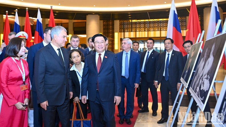 Chủ tịch Quốc hội Vương Đình Huệ và Chủ tịch Duma Quốc gia Quốc hội Liên bang Nga Vyacheslav Viktorovich Volodin xem trưng bày ảnh về quan hệ hai nước Việt Nam-Nga.