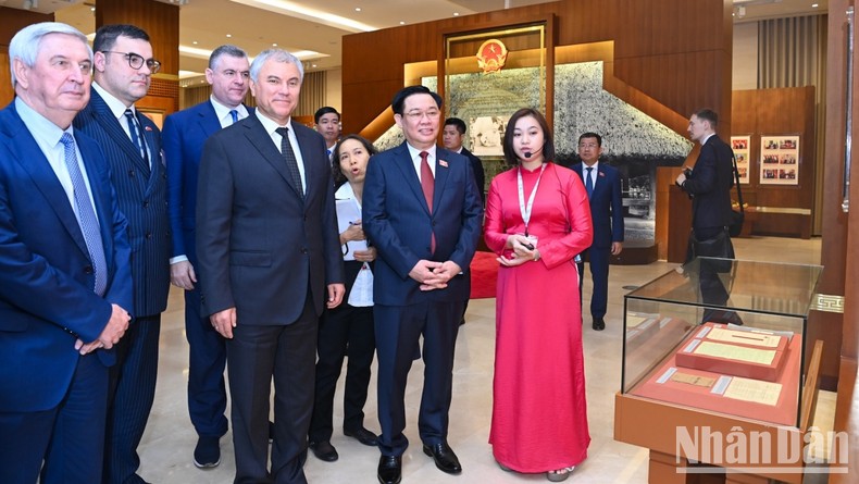 Chủ tịch Quốc hội hai nước và các đại biểu tham quan Phòng truyền thống Quốc hội Việt Nam.