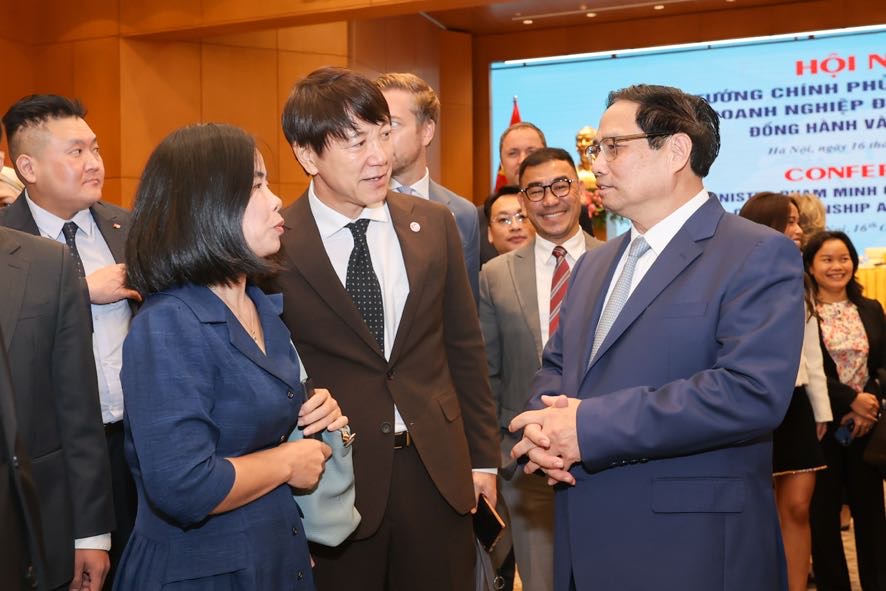 Thủ tướng Phạm Minh Chính trao đổi với các nhà đầu tư nước ngoài - Ảnh: VGP/Nhật Bắc