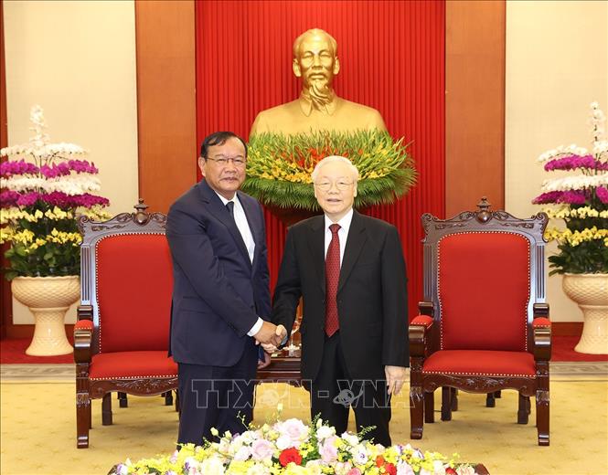 Tổng Bí thư Nguyễn Phú Trọng tiếp Ủy viên Ban Thường vụ, Trưởng Ban Đối ngoại Trung ương Đảng Nhân dân Campuchia Prak Sokhonn - Ảnh: TTXVN