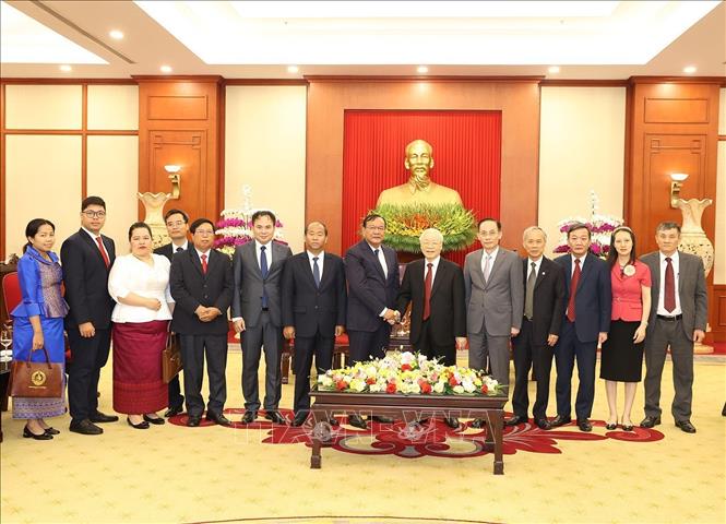 Tổng Bí thư Nguyễn Phú Trọng và Trưởng Ban Đối ngoại Trung ương Đảng Nhân dân Campuchia Prak Sokhonn cùng các đại biểu chụp ảnh chung - Ảnh: TTXVN