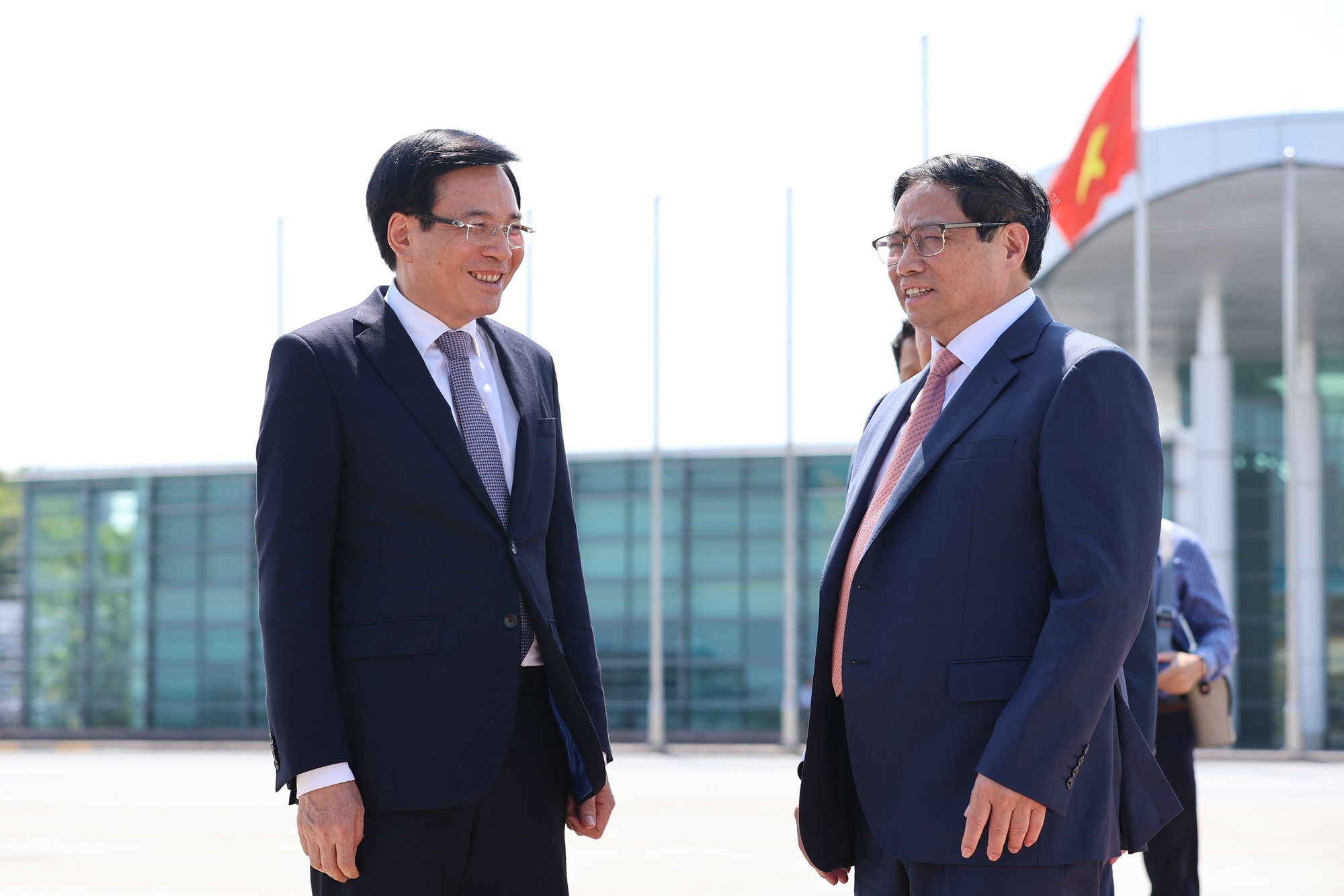 Bộ trưởng, Chủ nhiệm Văn phòng Chính phủ Trần Văn Sơn tiễn Thủ tướng lên đường dự Hội nghị cấp cao ASEAN-GCC và thăm Saudi Arabia - Ảnh: VGP/Nhật Bắc