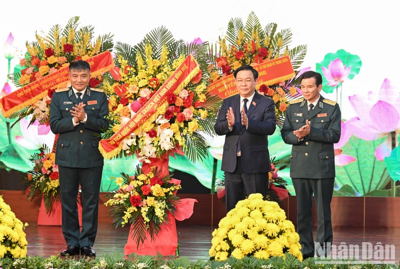 Chủ tịch Quốc hội Vương Đình Huệ tặng hoa chúc mừng Quân chủng Phòng không - Không quân. (Ảnh: Duy Linh)