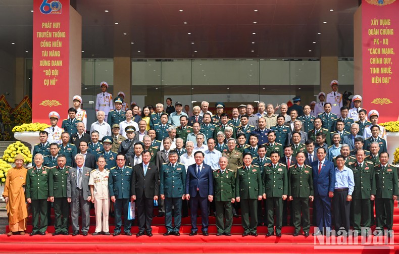 Chủ tịch Quốc hội Vương Đình Huệ cùng các đồng chí lãnh đạo Đảng, Nhà nước và các đại biểu chụp ảnh lưu niệm tại buổi lễ. (Ảnh: Duy Linh)