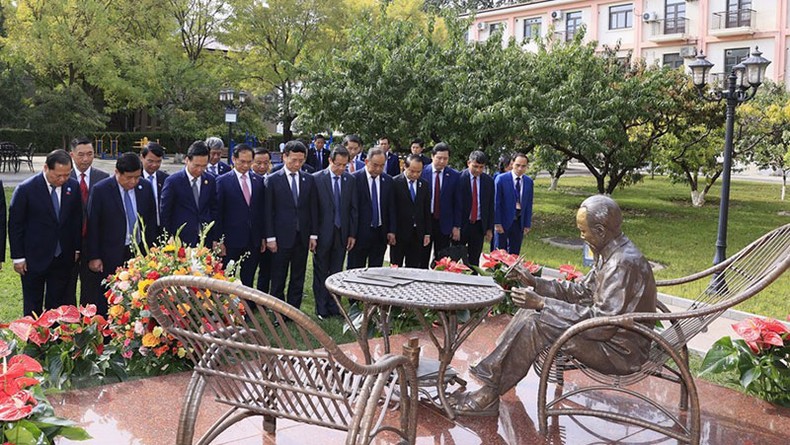 Chủ tịch nước Võ Văn Thưởng và các thành viên Đoàn đại biểu cấp cao Việt Nam đặt hoa tưởng nhớ Chủ tịch Hồ Chí Minh trong khuôn viên Đại sứ quán Việt Nam tại Bắc Kinh, Trung Quốc. (Ảnh: Thống Nhất/TTXVN)