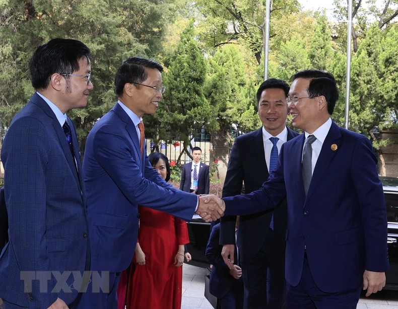 Chủ tịch nước Võ Văn Thưởng với cán bộ, nhân viên Đại sứ quán Việt Nam tại Bắc Kinh và các Tổng Lãnh sự Việt Nam tại các thành phố lớn ở Trung Quốc. (Ảnh: Thống Nhất/TTXVN)