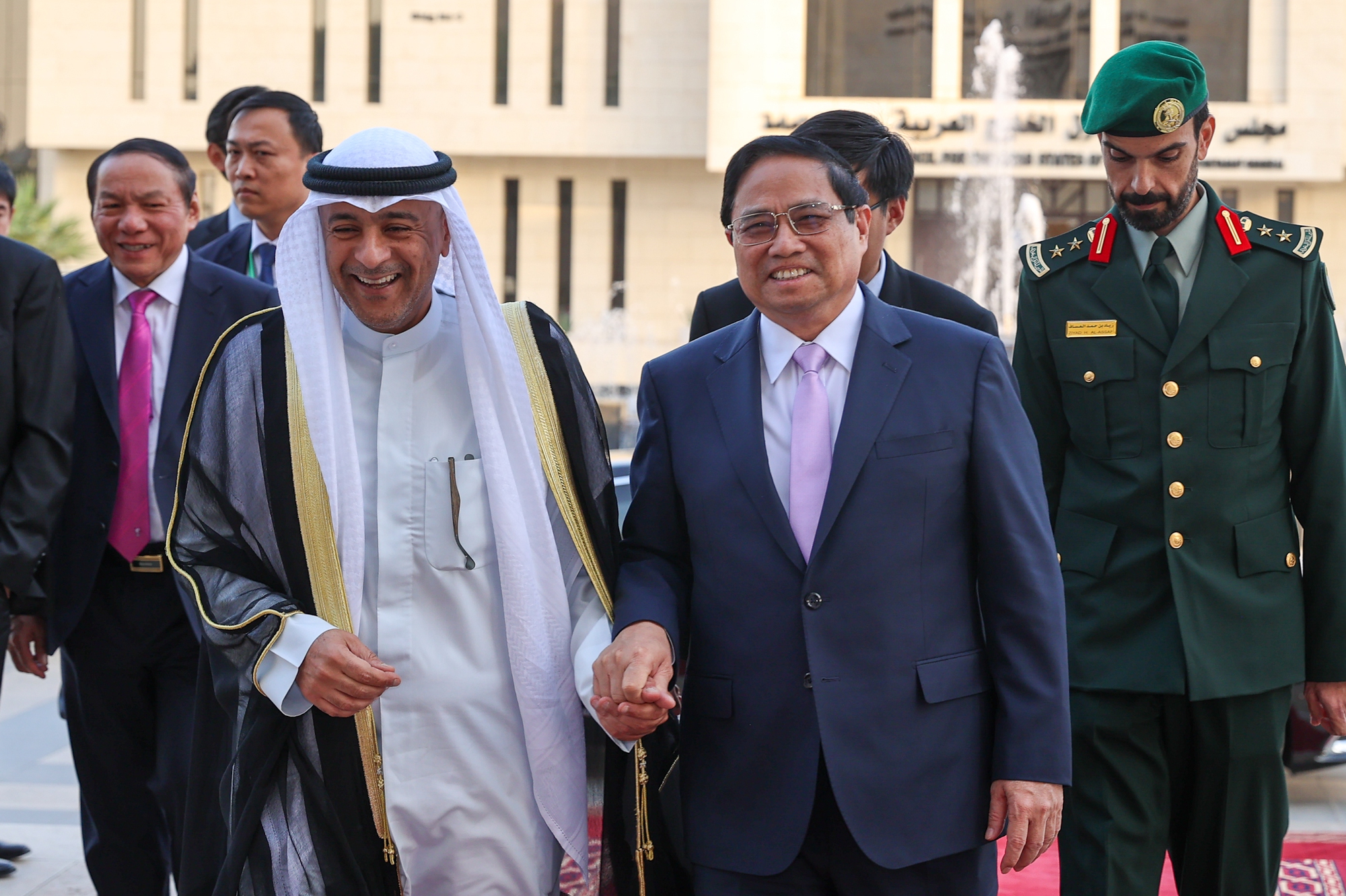 Tổng Thư ký GCC Jassim Muhammad Al-Budaiwi nhiệt liệt chảo đón Thủ tướng Phạm Minh Chính đến thăm Trụ sở GCC - Ảnh: VGP/Nhật Bắc