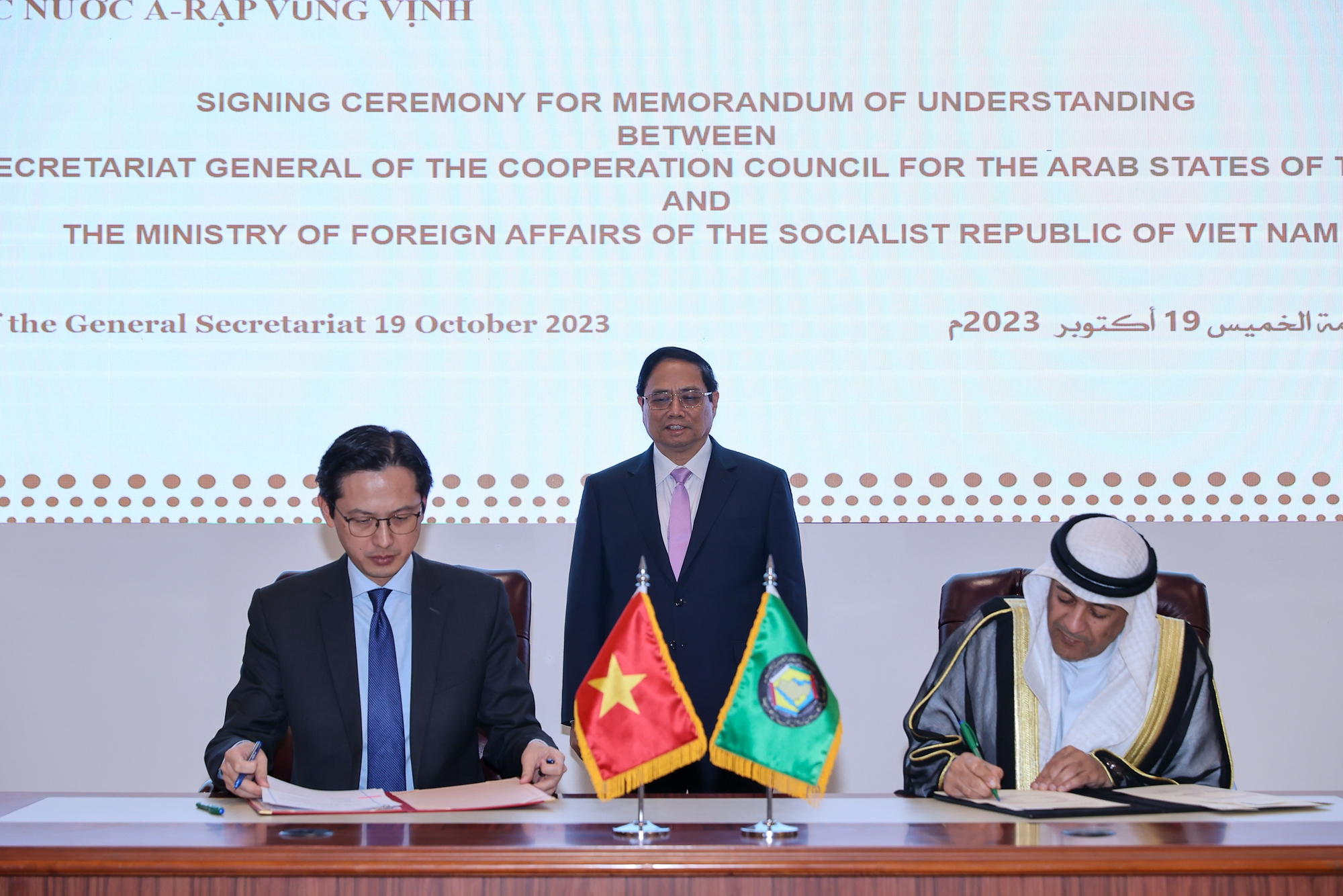 Thủ tướng chứng kiến lễ ký kết Biên bản ghi nhớ về hợp tác giữa Bộ Ngoại giao Việt Nam và Ban Thư ký GCC - Ảnh: VGP/Nhật Bắc