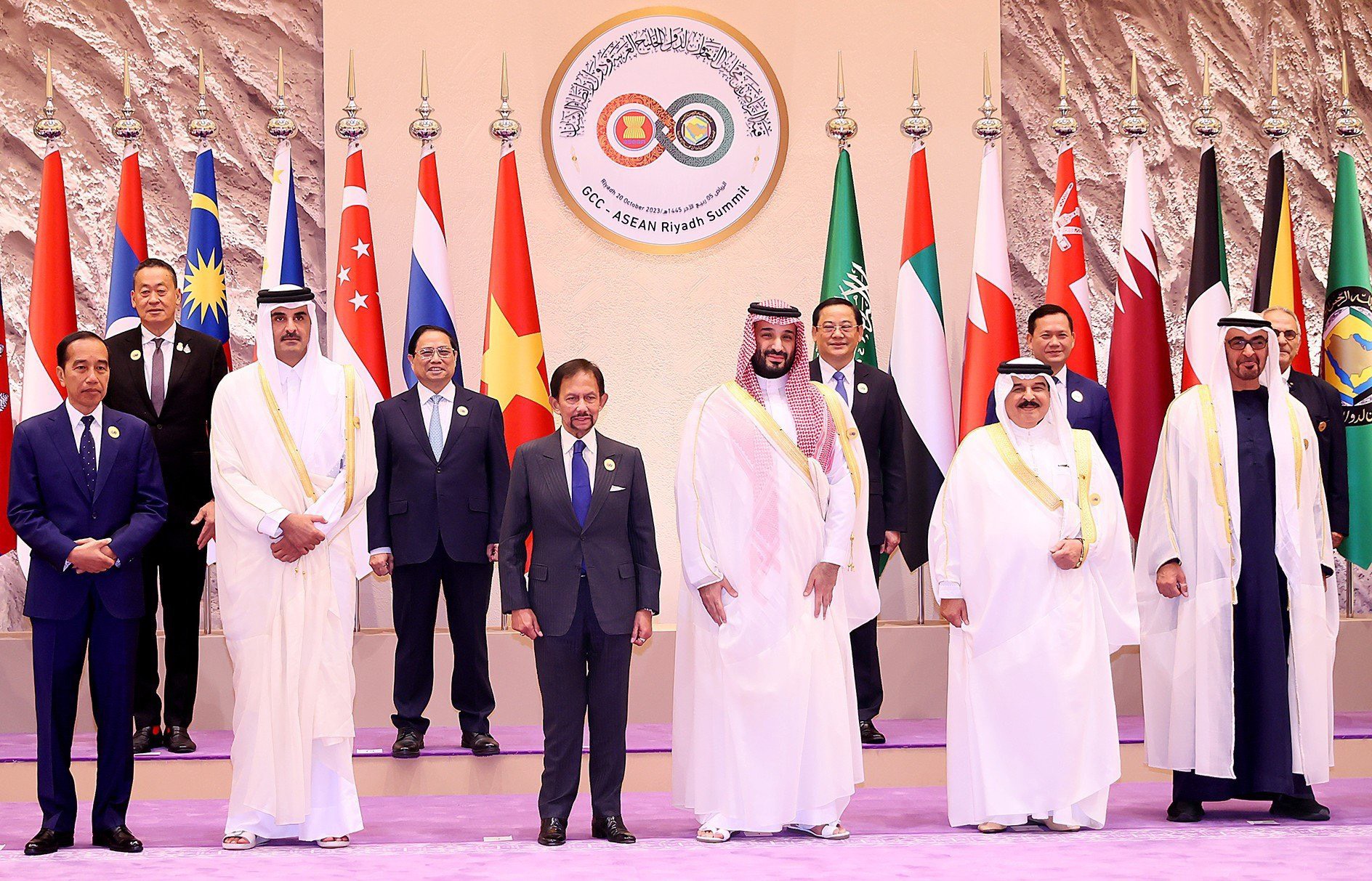 Thủ tướng, Hoàng Thái tử Saudi Arabia Mohammed bin Salman đón Thủ tướng Phạm Minh Chính và các trưởng đoàn dự Hội nghị - Ảnh: VGP