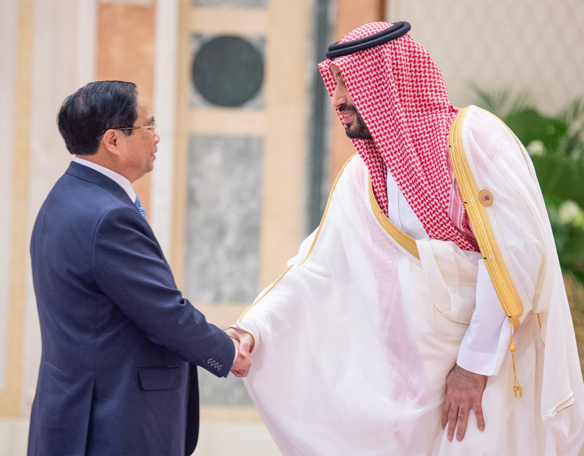 Thủ tướng Chính phủ Phạm Minh Chính và Hoàng Thái tử, Thủ tướng Saudi Arabia Mohammad bin Salman Al Saud - Ảnh: VGP/Nhật Bắc