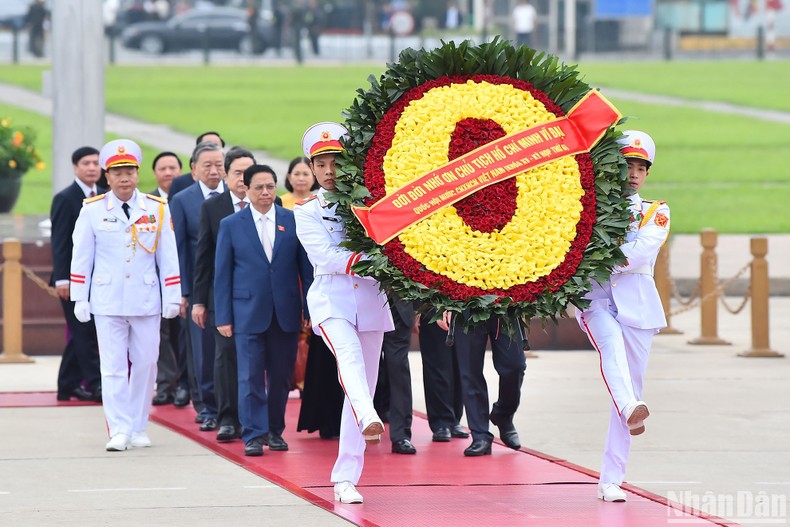 Vòng hoa của đoàn mang dòng chữ “Đời đời nhớ ơn Chủ tịch Hồ Chí Minh vĩ đại".