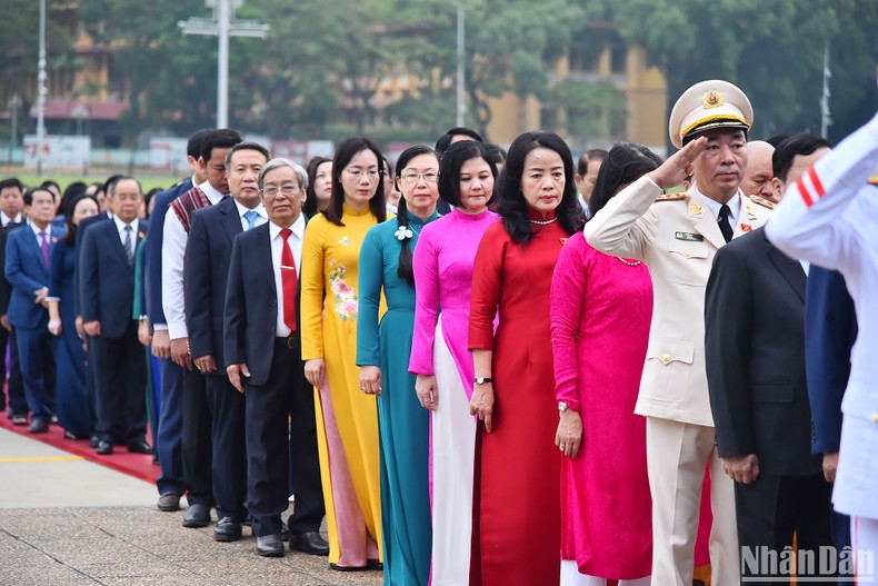 Các đại biểu Quốc hội thành kính tưởng nhớ Chủ tịch Hồ Chí Minh.