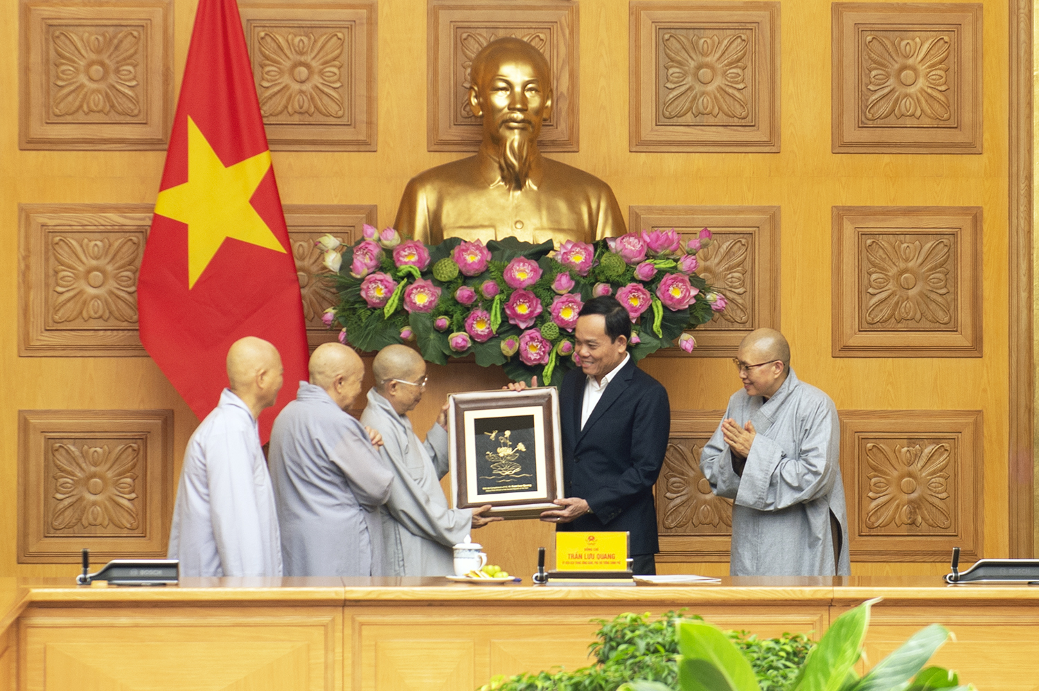Phó Thủ tướng Trần Lưu Quang tặng quà lãnh đạo Phân ban Ni giới Trung ương - Ảnh: VGP/Hải Minh