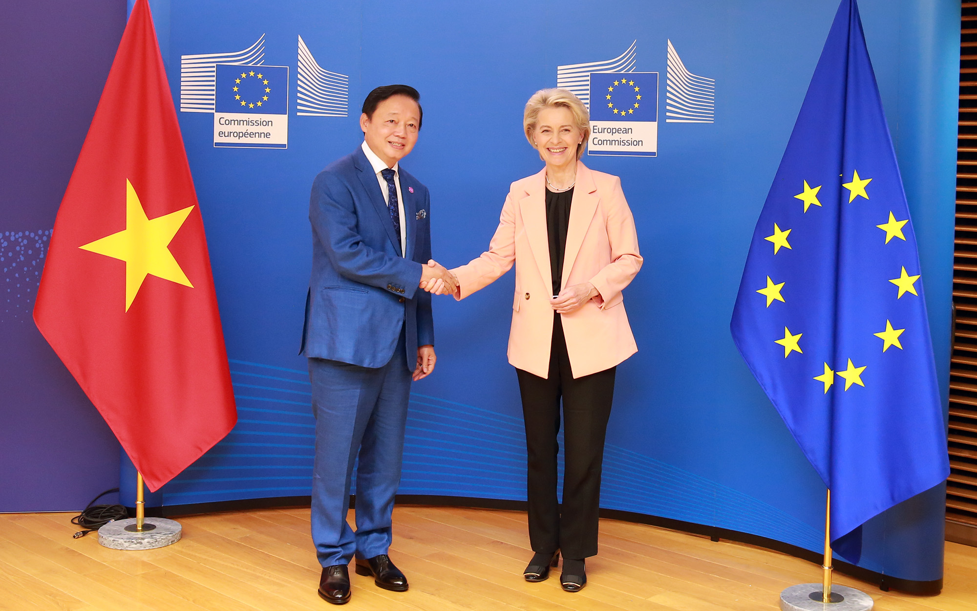 Chủ tịch EC Ursula von der Leyen đón Phó Thủ tướng Trần Hồng Hà thăm, làm việc tại trụ sở EC, chiều 25/10 - Ảnh: VGP/Minh Khôi