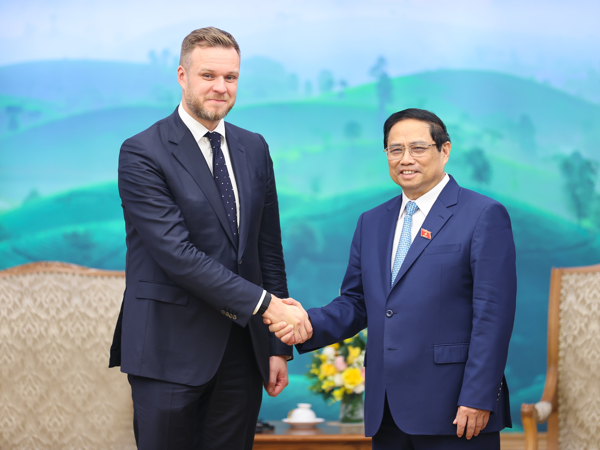 Thủ tướng Phạm Minh Chính và Bộ trưởng Ngoại giao Lithuania Gabrielius Landsbergis - Ảnh: VGP/Nhật Bắc