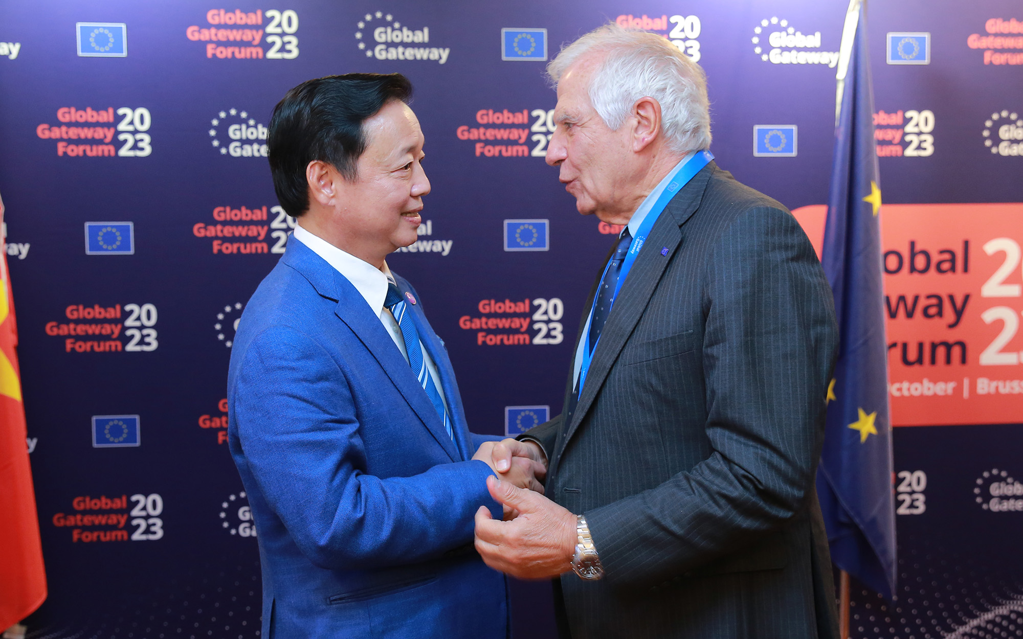 Phó Thủ tướng Trần Hồng Hà và Phó Chủ tịch EC Josep Borrell trao đổi về nhiều biện pháp làm sâu sắc hơn nữa trụ cột đầu tư thương mại, chuyển đổi năng lượng - Ảnh: VGP/Minh Khôi