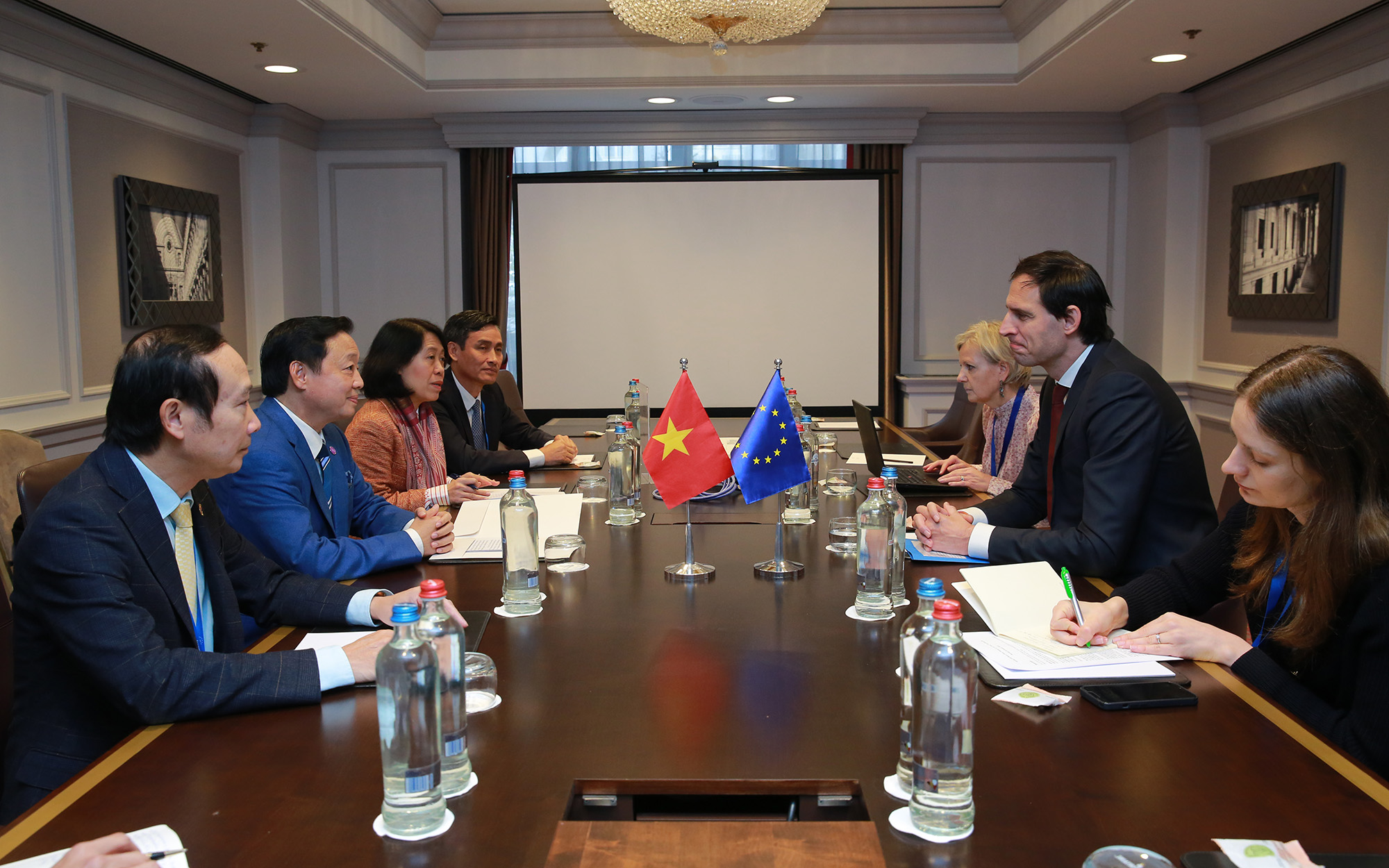 Trao đổi với Cao ủy Khí hậu EU Wopke, Phó Thủ tướng Trần Hồng Hà cho rằng Liên minh châu Âu có vai trò quan trọng trong việc thúc đẩy nỗ lực toàn cầu về ứng phó với biến đổi khí hậu - Ảnh:VGP/Minh Khôi