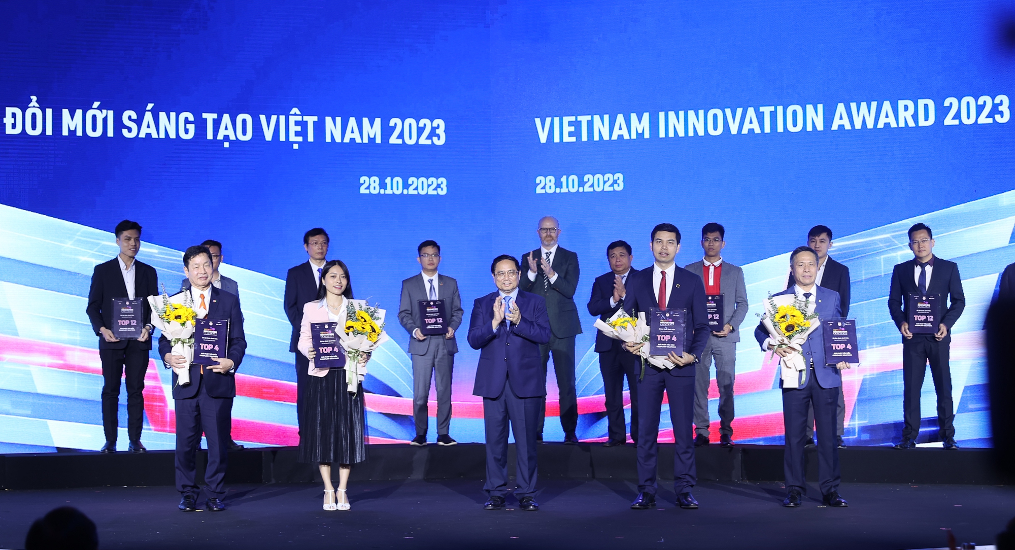 Thủ tướng Phạm Minh Chính trao giải thưởng Thách thức đổi mới sáng tạo Việt Nam 2023 cho 4 đơn vị đạt giải cao nhất - Ảnh: VGP/Nhật Bắc