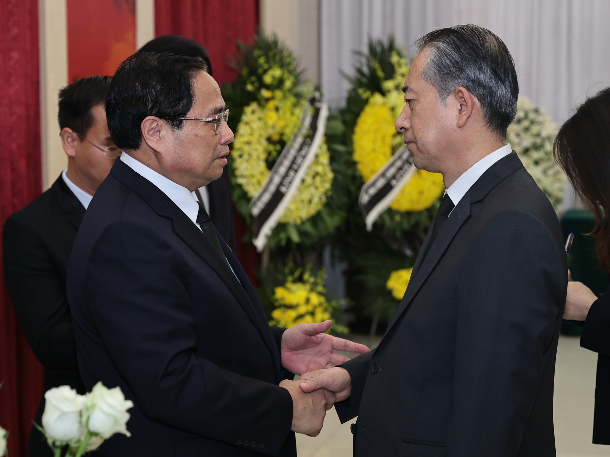 Thủ tướng Phạm Minh Chính chia buồn cùng Đại sứ đặc mệnh toàn quyền Cộng hòa nhân dân Trung Hoa tại Việt Nam Hùng Ba - Ảnh: VGP/Nhật Bắc