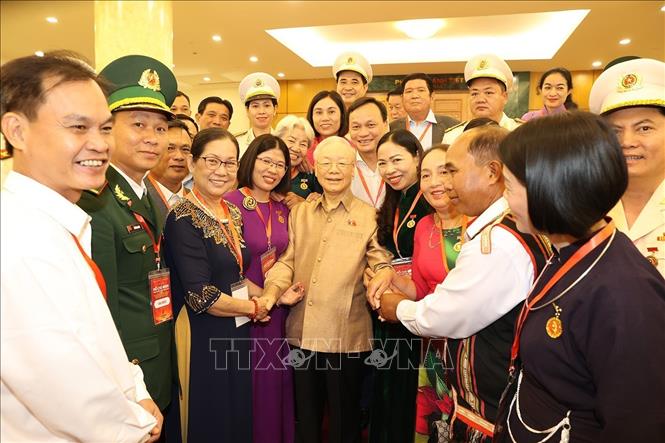 Tổng Bí thư Nguyễn Phú Trọng với đại biểu điển hình tiêu biểu toàn quốc - Ảnh: TTXVN