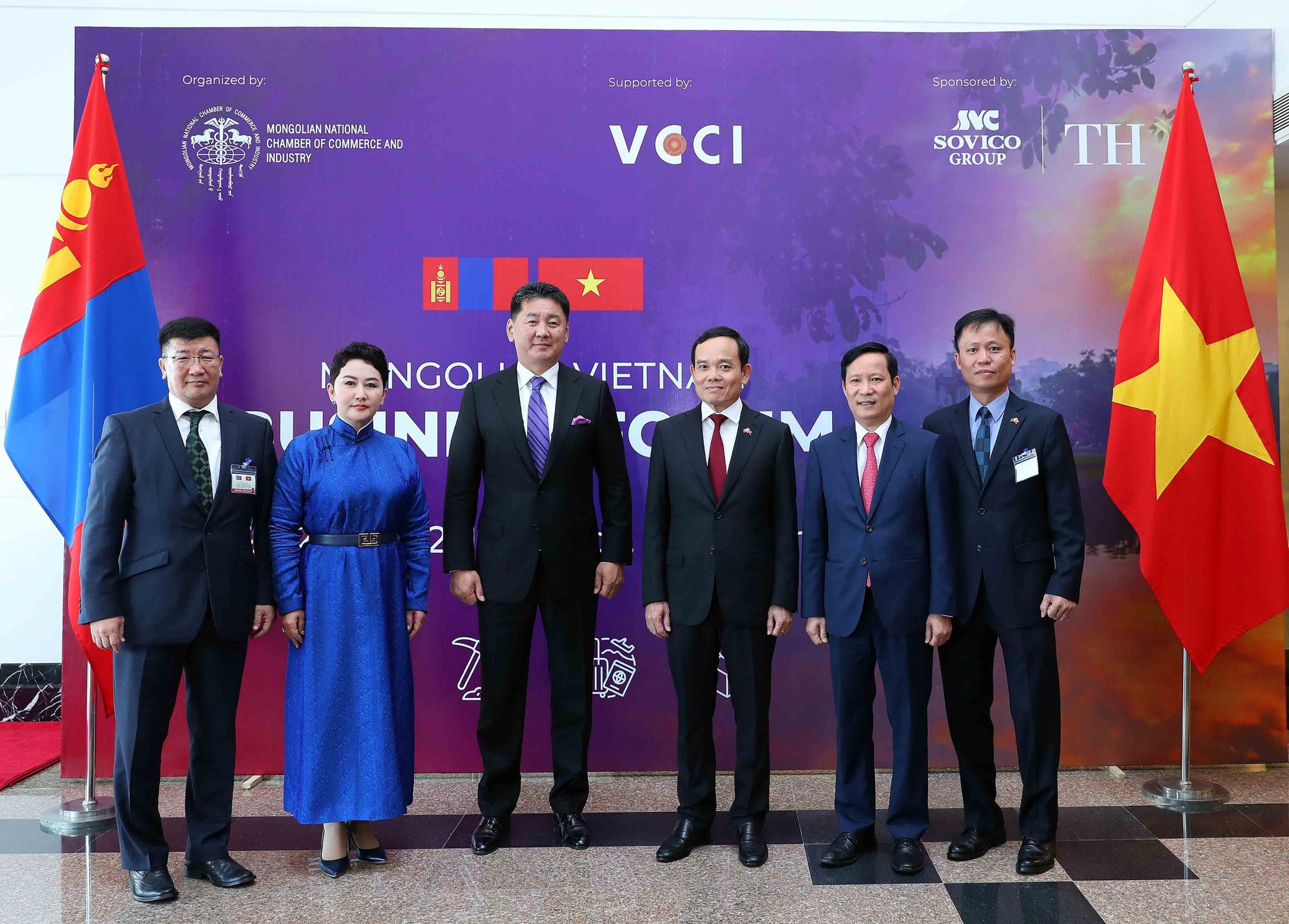 Phó Thủ tướng Trần Lưu Quang và Tổng thống Mông Cổ Ukhnaagiin Khurelsukh cùng các đại biểu dự Diễn đàn Doanh nghiệp Việt Nam-Mông Cổ - Ảnh: VGP/Hải Minh