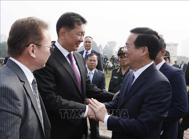 Chủ tịch nước Võ Văn Thưởng và Tổng thống Mông Cổ Ukhnaagiin Khurelsukh đến thăm Bộ Tư lệnh Cảnh sát cơ động - Ảnh: TTXVN