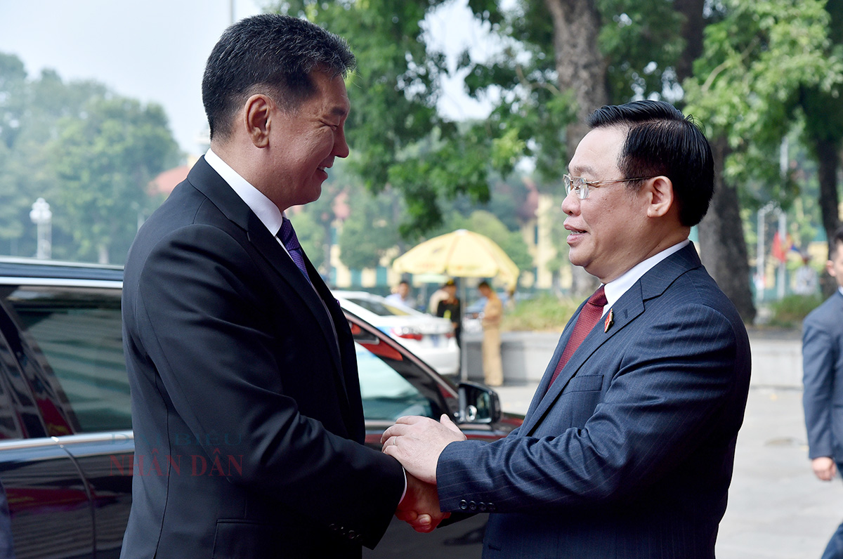 Chủ tịch Quốc hội Vương Đình Huệ đón Tổng thống Mông Cổ Ukhnaagiin Khurelsukh - Ảnh: daibieunhandan.vn