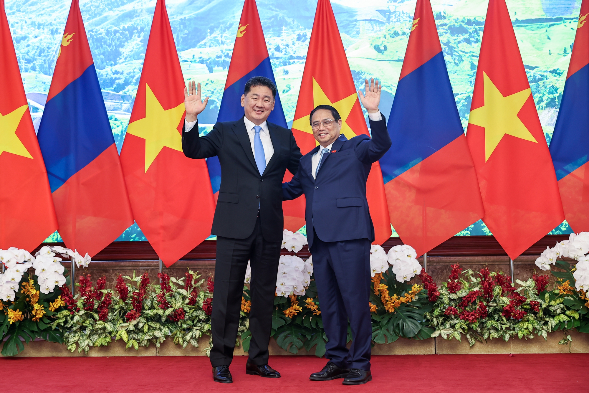 Thủ tướng Phạm Minh Chính và Tổng thống Mông Cổ Khurelsukh bày tỏ vui mừng về những bước phát triển thực chất trong quan hệ hợp tác hai nước những năm gần đây - Ảnh: VGP/Nhật Bắc