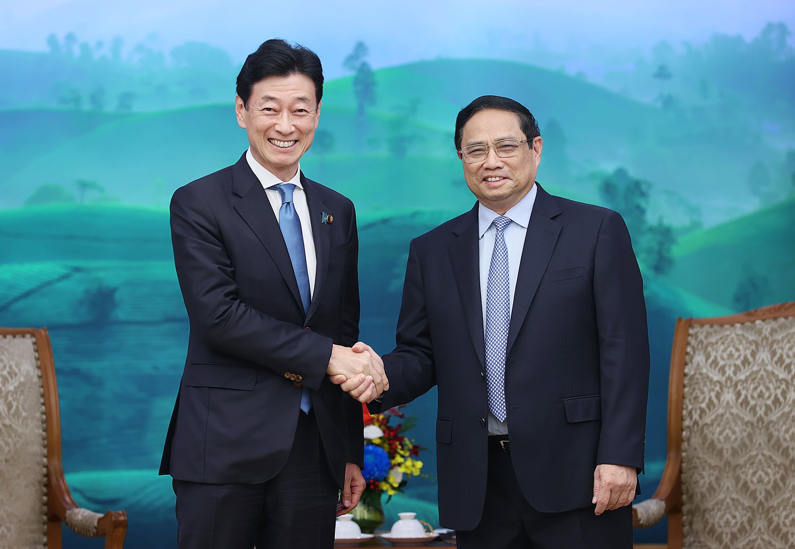 Thủ tướng Chính phủ Phạm Minh Chính tiếp Bộ trưởng Bộ Kinh tế, Thương mại và Công nghiệp Nhật Bản Nishimura Yasutoshi - Ảnh: VGP/Nhật Bắc