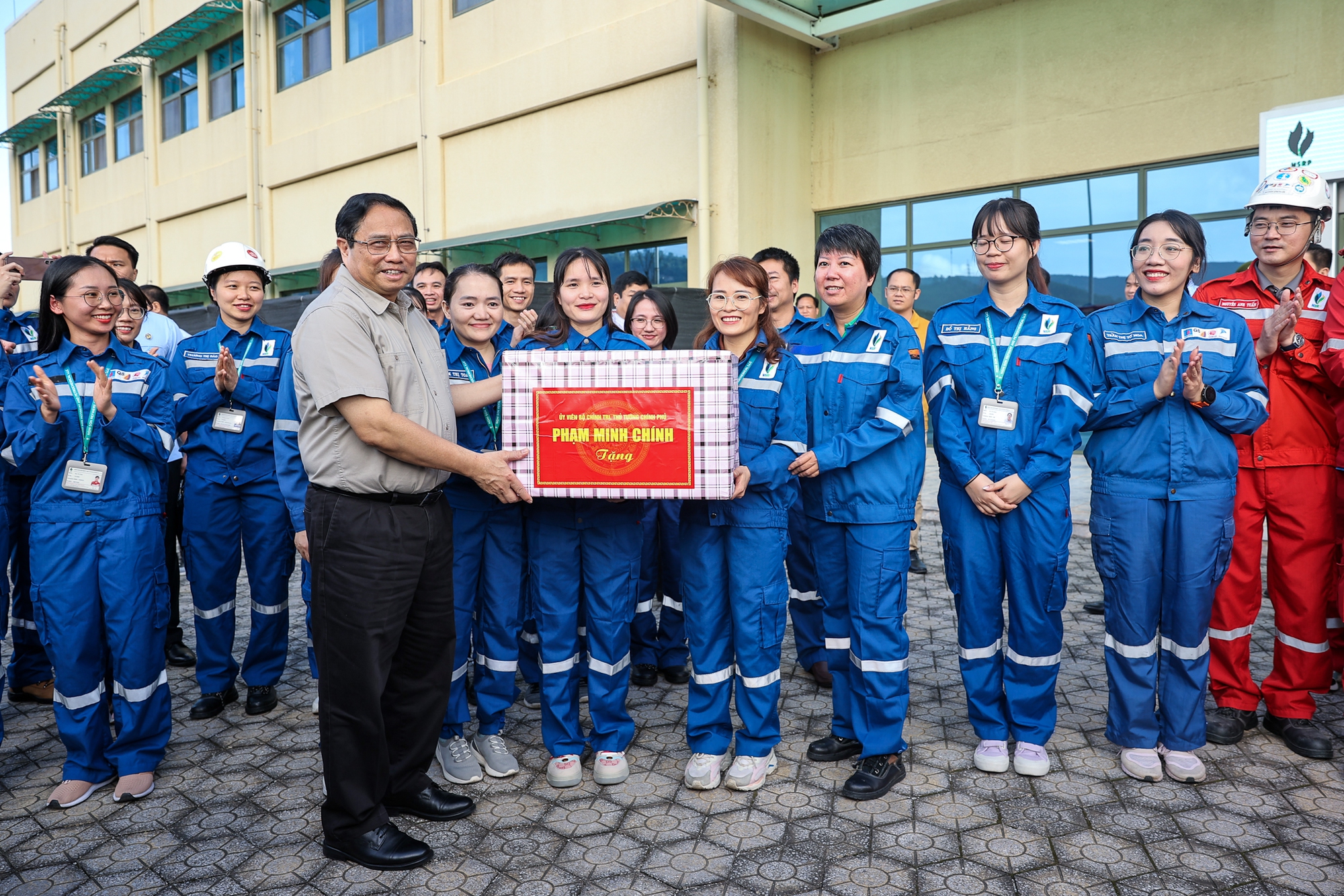 Thủ tướng tặng quà cho cán bộ, người lao động tại Khu kinh tế Nghi Sơn và Nhà máy lọc hóa dầu Nghi Sơn - Ảnh: VGP/Nhật Bắc