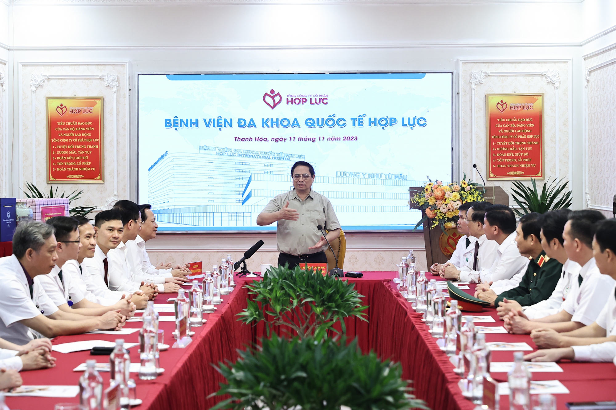 Thủ tướng Phạm Minh Chính tới thăm, làm việc, cho ý kiến về một số đề xuất, kiến nghị của Bệnh viện Đa khoa quốc tế Hợp Lực - Ảnh: VGP/Nhật Bắc