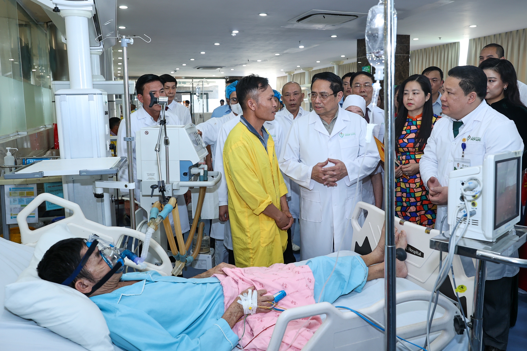 Thủ tướng tặng quà, ân cần thăm hỏi, chia sẻ với bệnh nhân, người nhà bệnh nhân đang điều trị tại BVĐK quốc tế Hợp Lực - Ảnh: VGP/Nhật Bắc