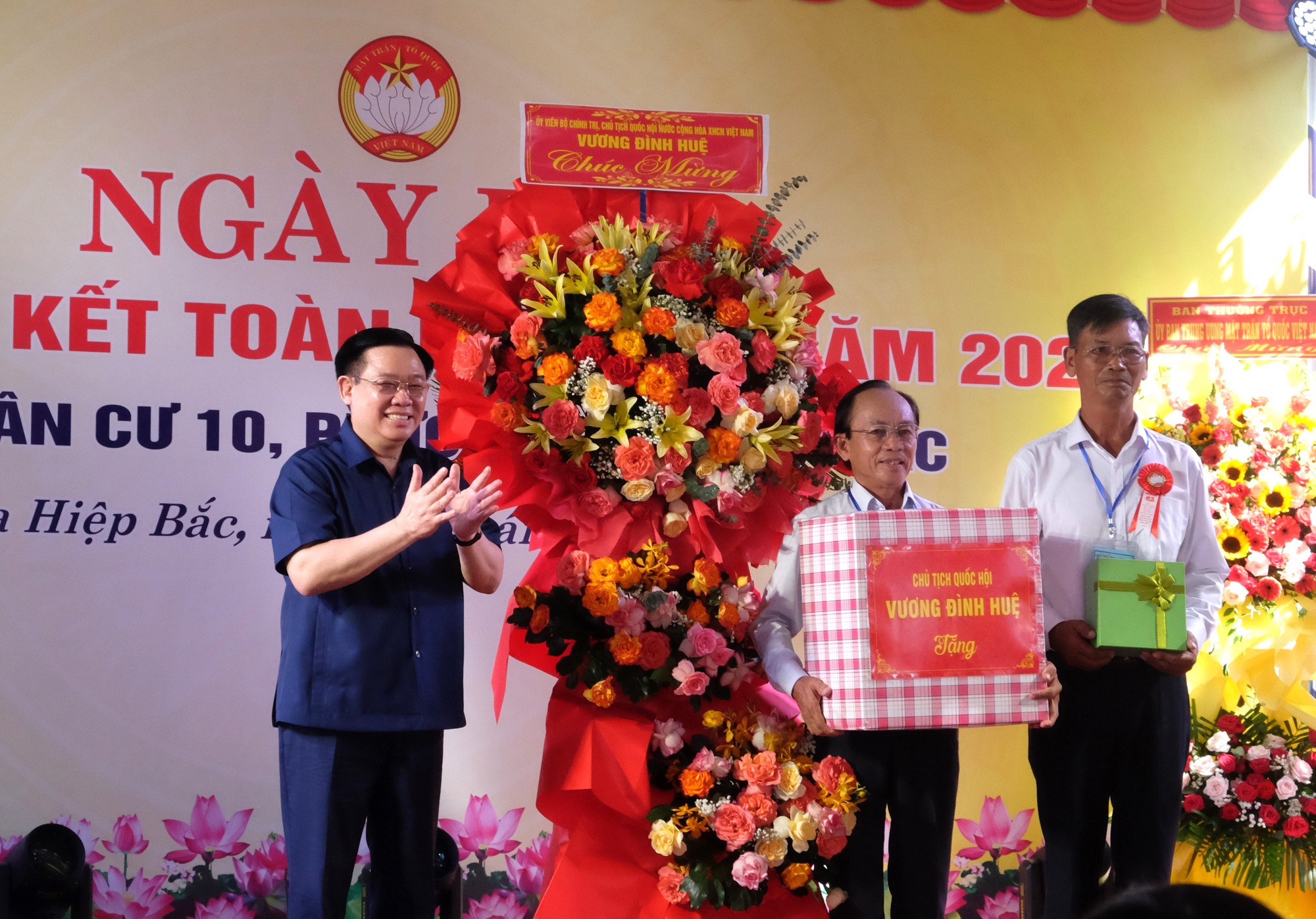 Chủ tịch Quốc hội tặng quà chúc mừng Khu dân cư 10 - Ảnh: VGP/Lưu Hương