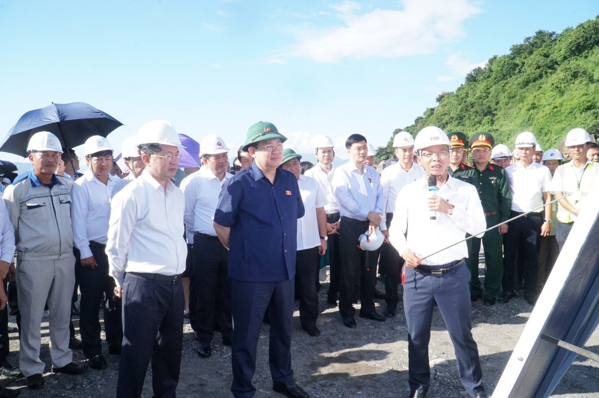 Chủ tịch Quốc hội thăm Bến cảng Liên Chiểu - Ảnh: VGP/Lưu Hương