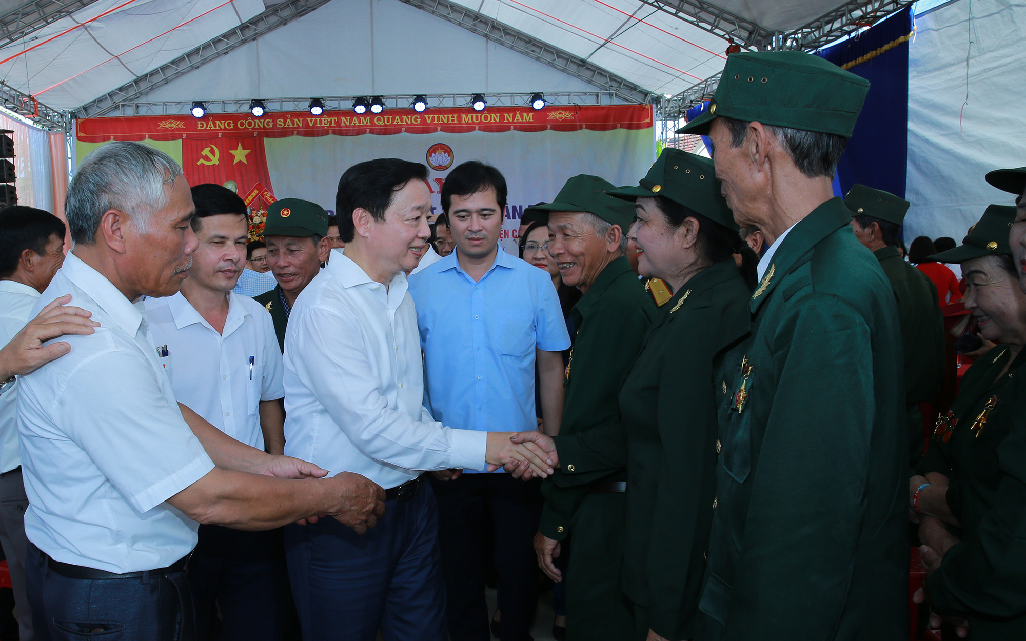 Phó Thủ tướng trò chuyện, chung vui với người dân thôn Hạ Triều trong Ngày Đại đoàn kết dân tộc - Ảnh: VGP/Minh Khôi