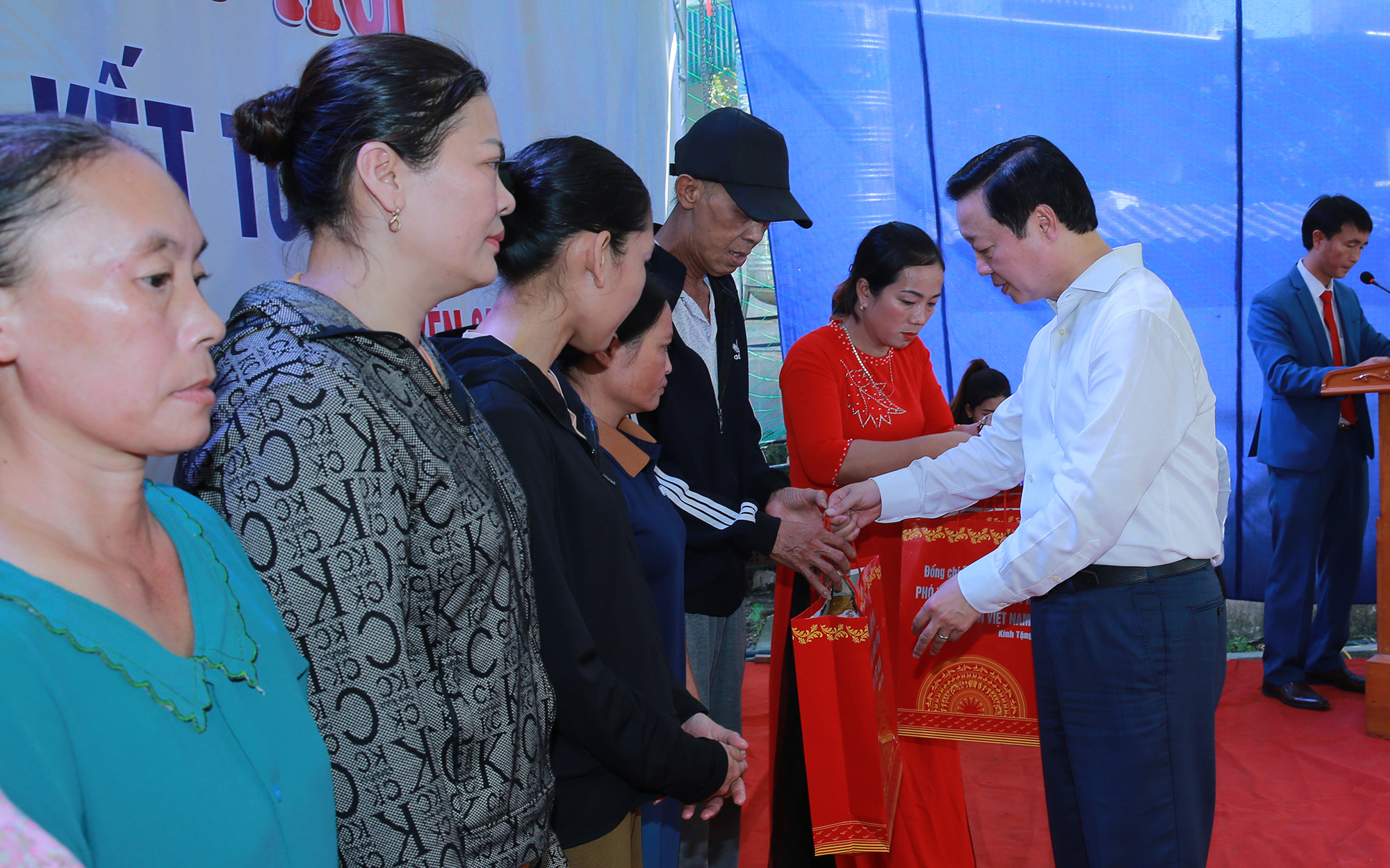 Phó Thủ tướng trao quà cho các hộ nghèo ở xã Khánh Vĩnh Yên - Ảnh: VGP/Minh Khôi