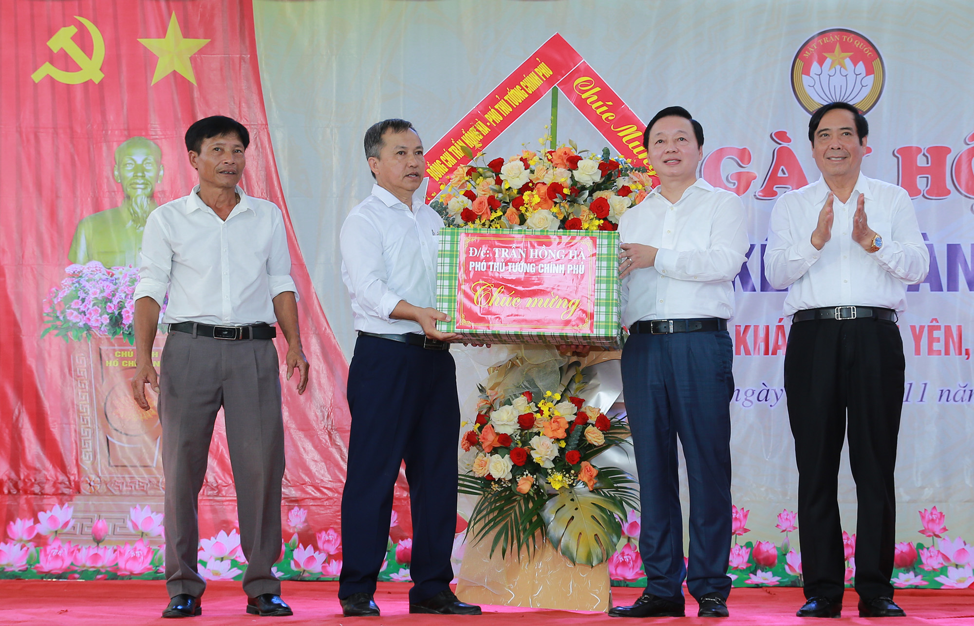 Phó Thủ tướng tặng hoa, quà chúc mừng Đảng bộ, chính quyền xã Khánh Vĩnh Yên - Ảnh: VGP/Minh Khôi