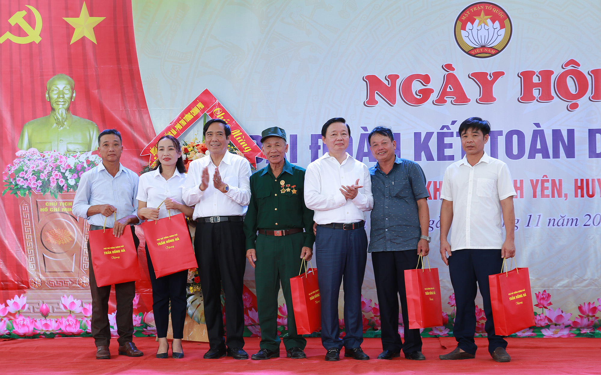 Phó Thủ tướng trao quà cho các gia đình văn hoá tiêu biểu ở xã Khánh Vĩnh Yên - Ảnh: VGP/Minh Khôi