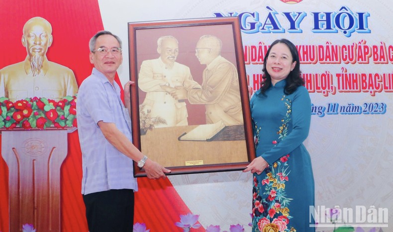 Phó Chủ tịch nước trao tặng lãnh đạo tỉnh Bạc Liêu bức tranh Bác Hồ và Bác Tôn tại ngày hội.