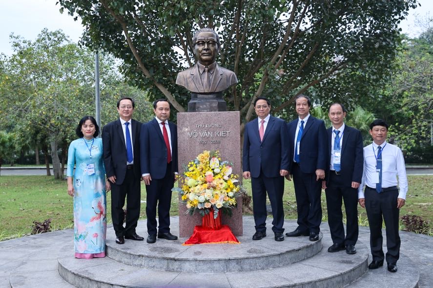 Thủ tướng và đoàn công tác đặt hoa tại tượng cố Thủ tướng Võ Văn Kiệt được đặt ở vị trí trang trọng trong khuôn viên nhà điều hành ĐHQG TPHCM - Ảnh: VGP/Nhật Bắc