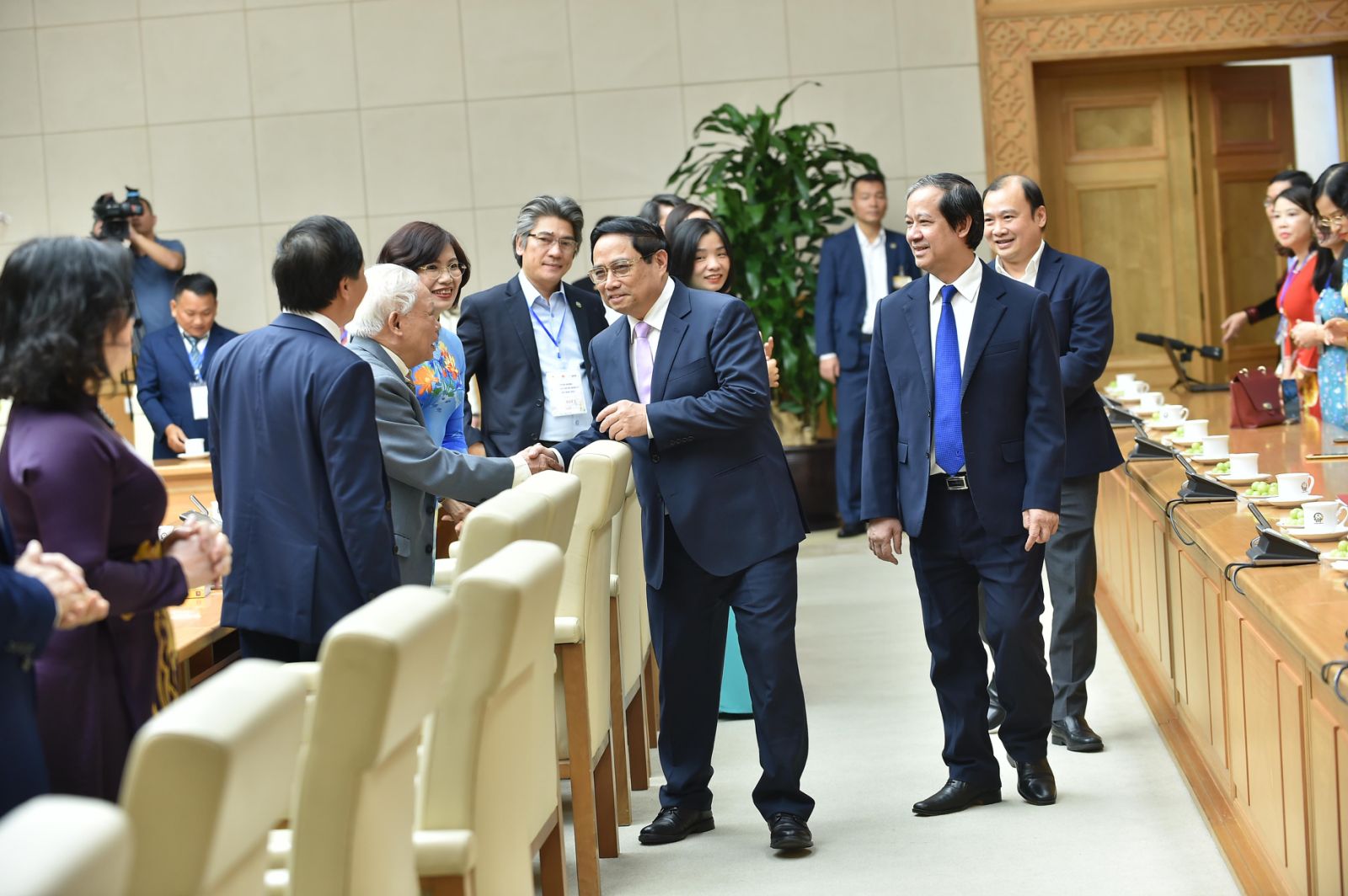 Các nhà giáo vui mừng được gặp Thủ tướng Chính phủ - Ảnh: VGP/Quang Thương