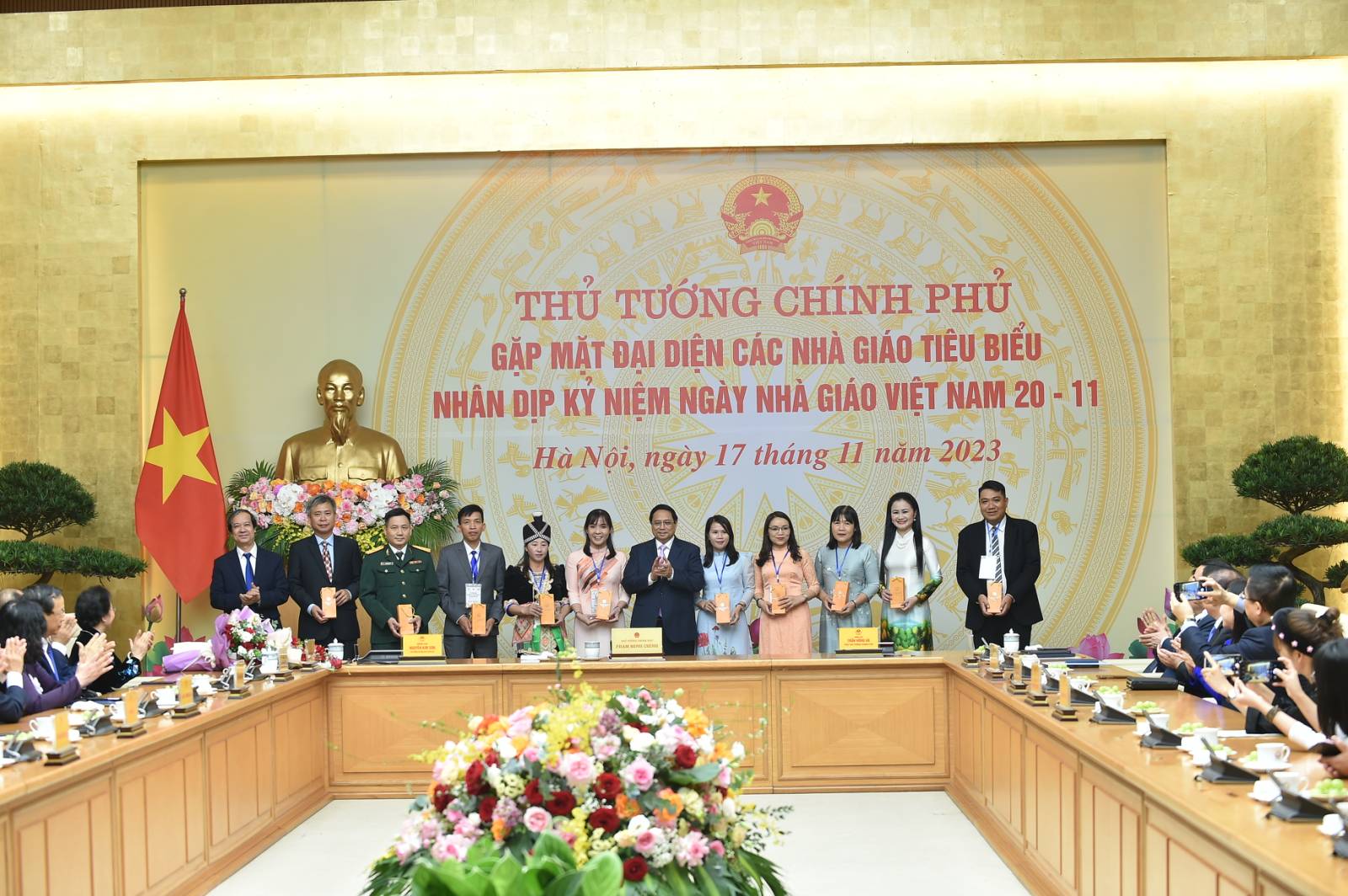 Thủ tướng tặng quà đại diện các nhà giáo tiêu biểu - Ảnh: VGP/Quang Thương