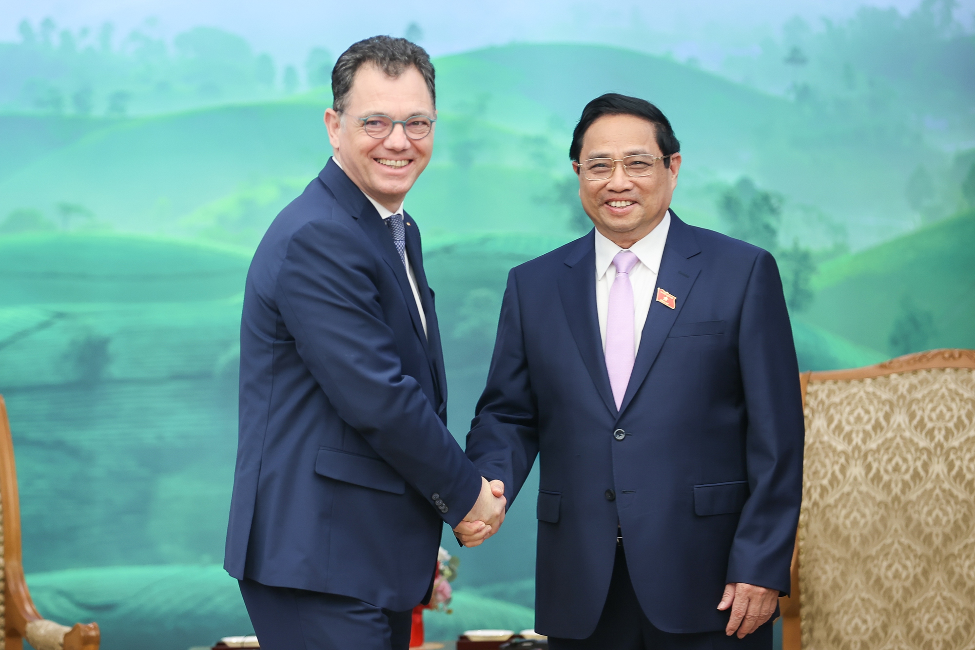 Thủ tướng Phạm Minh Chính và Bộ trưởng Kinh tế, Doanh nghiệp và Du lịch Romania Stefan-Radu Oprea - Ảnh: VGP/Nhật Bắc