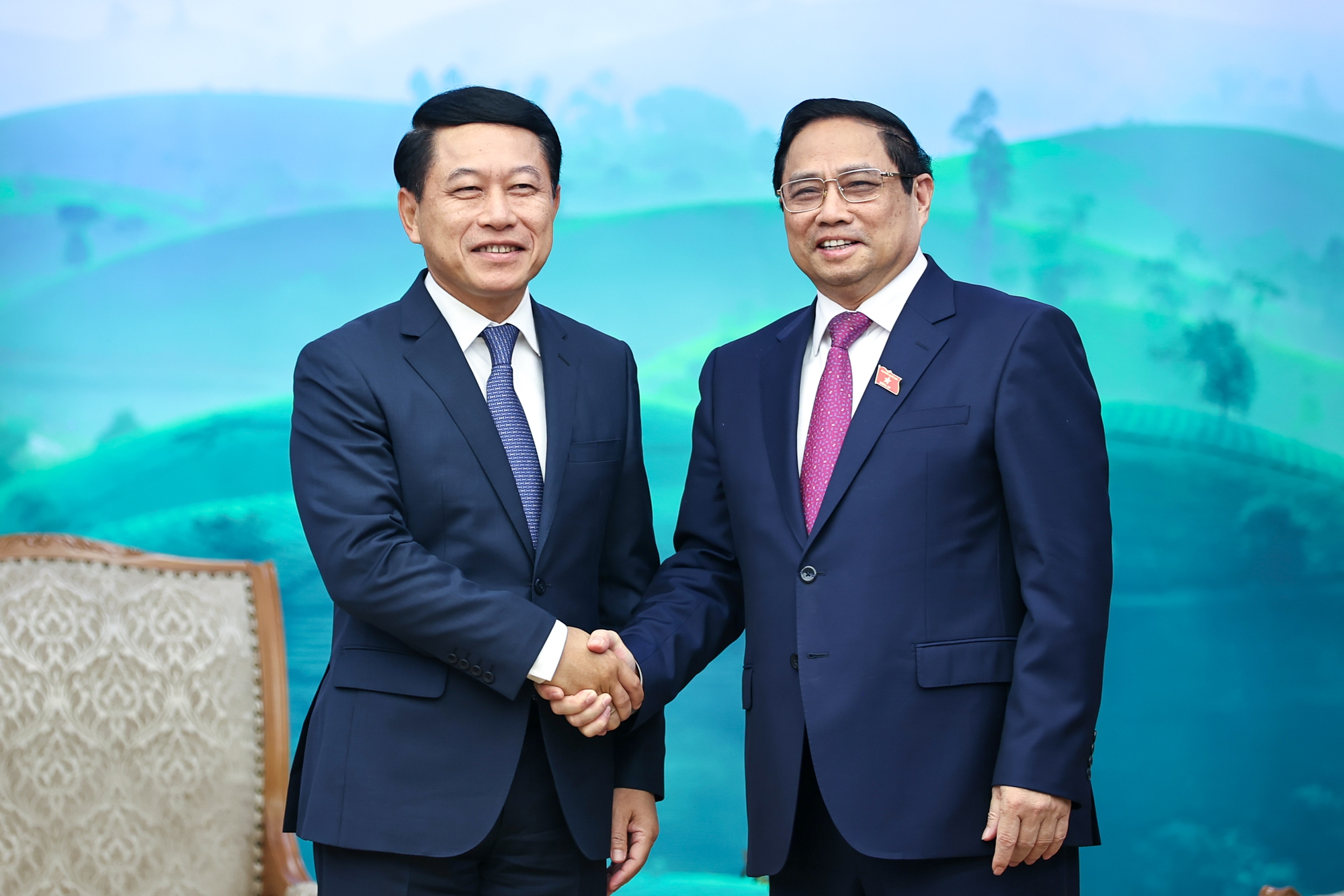 Thủ tướng Phạm Minh Chính và Phó Thủ tướng, Bộ trưởng Bộ Ngoại giao Lào Saleumxay Kommasith - Ảnh: VGP/Nhật Bắc