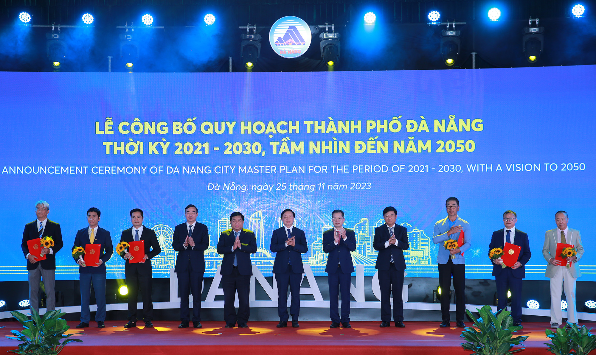 Phó Thủ tướng Trần Hồng Hà, Bộ trưởng Bộ Kế hoạch và Đầu tư Nguyễn Chí Dũng cùng lãnh đạo thành phố trao giấy chứng nhận đầu tư cho các doanh nghiệp, nhà đầu tư tại Lễ công bố Quy hoạch. Ảnh: VGP/Minh Khôi